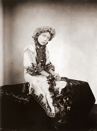 「百合の中の聖母」のためのポーズ [アルフォンス・ミュシャ, 1903年頃, 「ミュシャが愛した光と時代」展より] パブリックドメイン画像 