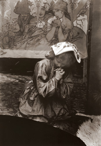 1900年のパリ万国博覧会、ボスニア＝ヘルツェゴビナ館の装飾画のためのポーズ [アルフォンス・ミュシャ, 1899年, 「ミュシャが愛した光と時代」展より] パブリックドメイン画像 