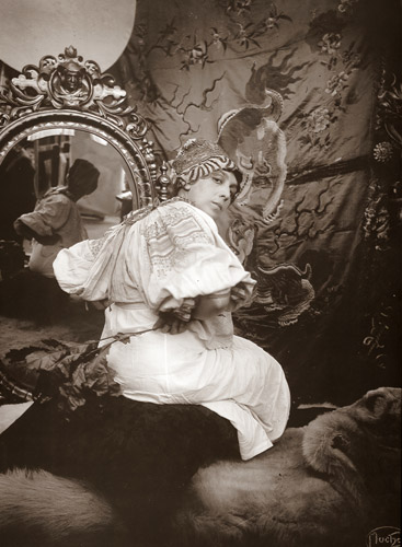 振り返るモデル [アルフォンス・ミュシャ, 1898年頃, 「ミュシャが愛した光と時代」展より] パブリックドメイン画像 