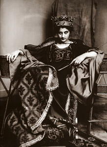 礼服を着て座っているモデル [アルフォンス・ミュシャ, 1924年, 「ミュシャが愛した光と時代」展より]のサムネイル画像