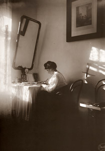 自分の部屋で手紙を書くマルシュカ [アルフォンス・ミュシャ, 1903年, 「ミュシャが愛した光と時代」展より]のサムネイル画像