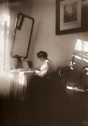 自分の部屋で手紙を書くマルシュカ [アルフォンス・ミュシャ, 1903年, 「ミュシャが愛した光と時代」展より] パブリックドメイン画像 