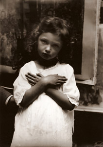 モデルとなって、ポーズをとるヤロスラーヴァ [アルフォンス・ミュシャ, 1914年, 「ミュシャが愛した光と時代」展より]のサムネイル画像