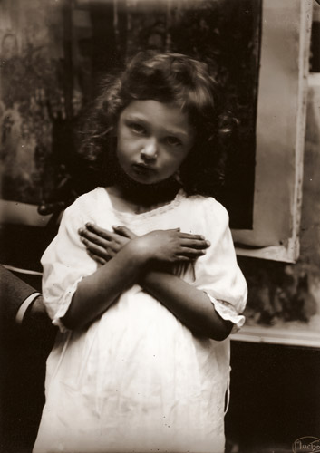 モデルとなって、ポーズをとるヤロスラーヴァ [アルフォンス・ミュシャ, 1914年, 「ミュシャが愛した光と時代」展より] パブリックドメイン画像 