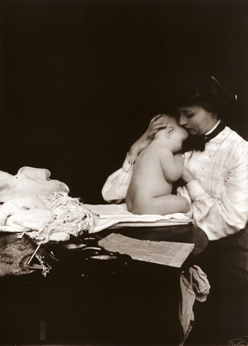 マルシュカと長女ヤロスラーヴァ [アルフォンス・ミュシャ, 1909年, 「ミュシャが愛した光と時代」展より] パブリックドメイン画像 