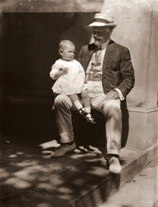 子供を膝に乗せたミュシャ [アルフォンス・ミュシャ, 1906年, 「ミュシャが愛した光と時代」展より]のサムネイル画像