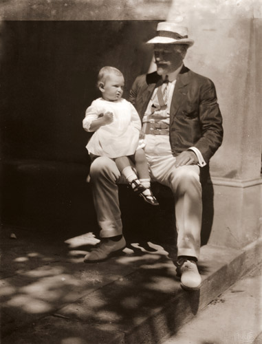 子供を膝に乗せたミュシャ [アルフォンス・ミュシャ, 1906年, 「ミュシャが愛した光と時代」展より] パブリックドメイン画像 