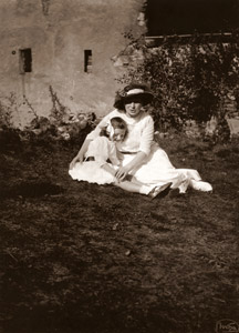 妻マルシュカと娘ヤロスラーヴァ [アルフォンス・ミュシャ, 1914年, 「ミュシャが愛した光と時代」展より]のサムネイル画像
