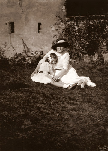 妻マルシュカと娘ヤロスラーヴァ [アルフォンス・ミュシャ, 1914年, 「ミュシャが愛した光と時代」展より] パブリックドメイン画像 