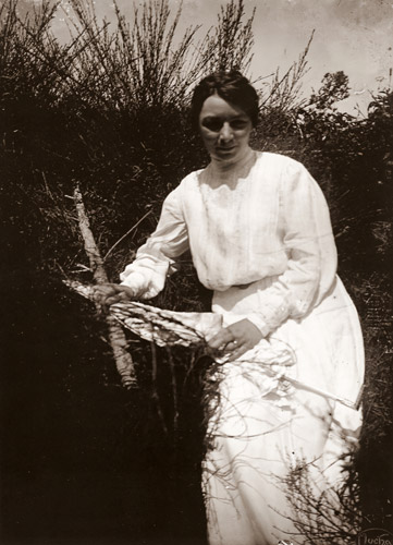 スケッチするマルシュカ [アルフォンス・ミュシャ, 1912年, 「ミュシャが愛した光と時代」展より] パブリックドメイン画像 