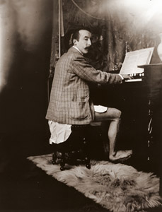 ミュシャのアトリエでオルガンを弾く、ゴーギャン [アルフォンス・ミュシャ, 1895年頃, 「ミュシャが愛した光と時代」展より]のサムネイル画像