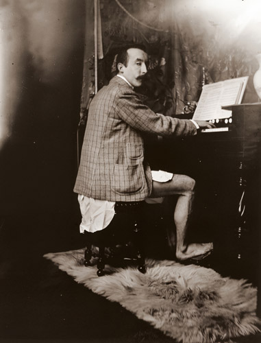 ミュシャのアトリエでオルガンを弾く、ゴーギャン [アルフォンス・ミュシャ, 1895年頃, 「ミュシャが愛した光と時代」展より] パブリックドメイン画像 