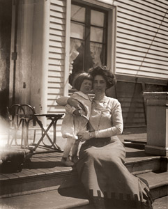 フランシス・レザビー夫人と息子 [アルフォンス・ミュシャ, 1910年頃, 「ミュシャが愛した光と時代」展より]のサムネイル画像