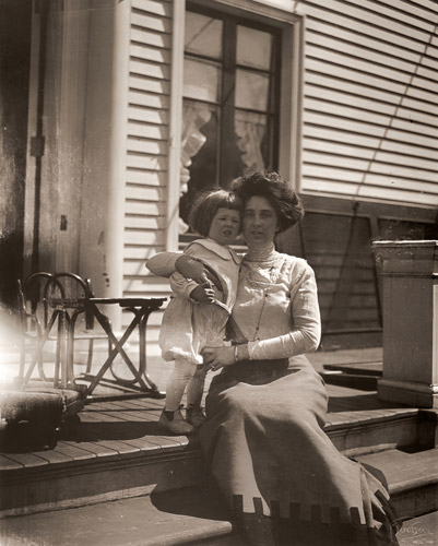 フランシス・レザビー夫人と息子 [アルフォンス・ミュシャ, 1910年頃, 「ミュシャが愛した光と時代」展より] パブリックドメイン画像 