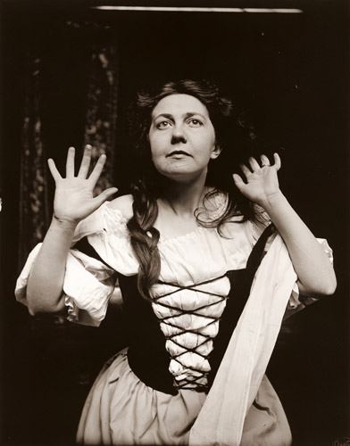 「ジャンヌ・ダルク」に扮する女優モード・アダムス [アルフォンス・ミュシャ, 1907年頃, 「ミュシャが愛した光と時代」展より] パブリックドメイン画像 