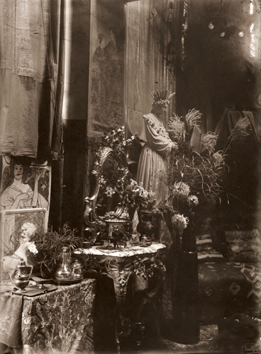 ミュシャのアトリエ [アルフォンス・ミュシャ, 1896年頃, 「ミュシャが愛した光と時代」展より] パブリックドメイン画像 