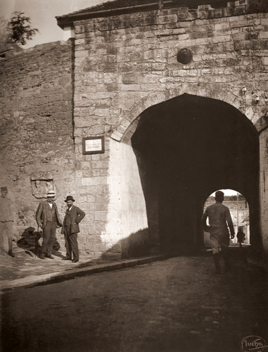 ある寒村の門 [アルフォンス・ミュシャ, 1924年, 「ミュシャが愛した光と時代」展より] パブリックドメイン画像 