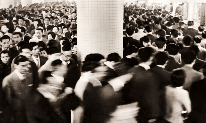 ラッシュアワー [俵健三郎, 日本カメラ 1953年9月号より] パブリックドメイン画像 
