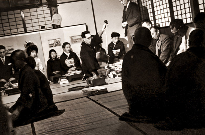 披露宴にて [永田力実, 日本カメラ 1953年9月号より] パブリックドメイン画像 
