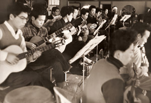 明大マンドリンクラブ練習風景 [杉本太朗, 日本カメラ 1953年9月号より]のサムネイル画像