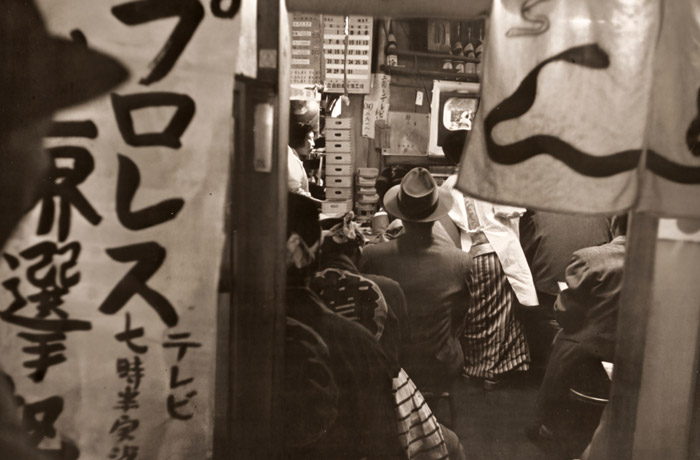 テレビ酒場 [桜井昭雄, 日本カメラ 1953年9月号より] パブリックドメイン画像 