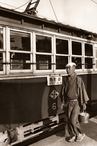 道後3題 電車で風呂へ [東松照明, 日本カメラ 1953年9月号より]のサムネイル画像