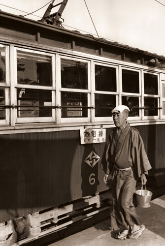 道後3題 電車で風呂へ [東松照明, 日本カメラ 1953年9月号より] パブリックドメイン画像 