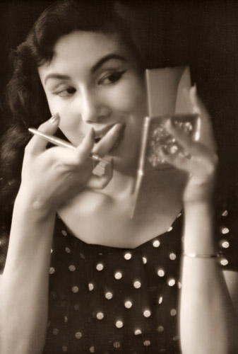 化粧 [秋山庄太郎, 日本カメラ 1953年9月号より] パブリックドメイン画像 