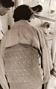 産院 面会（日赤病院にて） [吉岡専造, 日本カメラ 1953年9月号より]のサムネイル画像