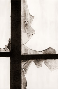 廃墟の窓 [中村立行, 写真サロン 1956年9月号より]のサムネイル画像