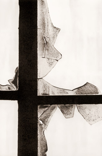 廃墟の窓 [中村立行, 写真サロン 1956年9月号より] パブリックドメイン画像 