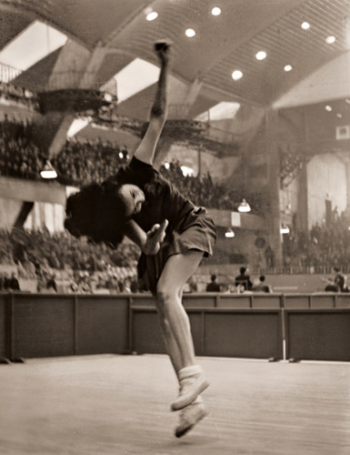 踊るロゼアーヌ夫人 2 [谷田貝高幸, 写真サロン 1956年9月号より] パブリックドメイン画像 