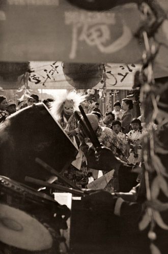 三社祭 1 （左部分カット） [木村伊兵衛, 写真サロン 1956年9月号より] パブリックドメイン画像 