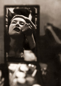 無題（鏡の前で化粧される女性） [黒川清司, 写真サロン 1956年2月号より]のサムネイル画像