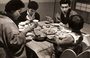 冬の夜長・食卓を囲んだ一家だんらんを写す 4 [長野重一, 写真サロン 1956年2月号より]のサムネイル画像