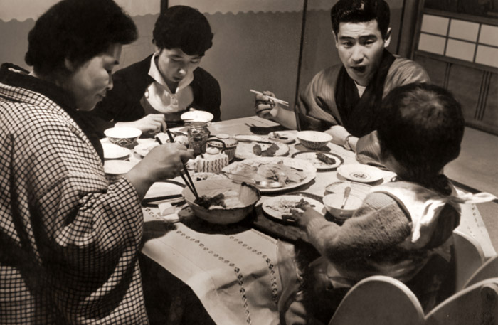 冬の夜長・食卓を囲んだ一家だんらんを写す 4 [長野重一, 写真サロン 1956年2月号より] パブリックドメイン画像 