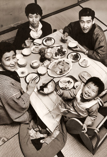冬の夜長・食卓を囲んだ一家だんらんを写す 1 [長野重一, 写真サロン 1956年2月号より] パブリックドメイン画像 