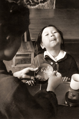 幼稚園の子供達より 食事と子供 2 [早稲田大学写真部共同製作, 写真サロン 1956年2月号より] パブリックドメイン画像 