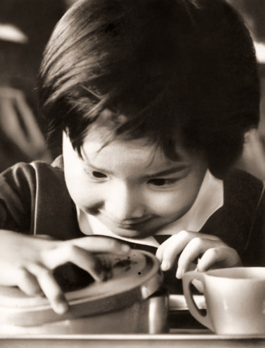 幼稚園の子供達より 食事と子供 1 [早稲田大学写真部共同製作, 写真サロン 1956年2月号より] パブリックドメイン画像 