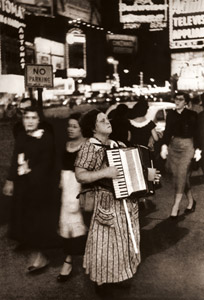 主観主義写真より（街中でアコーディオンを演奏する女性） [エドゥアール・ブーバ, 写真サロン 1956年2月号より]のサムネイル画像