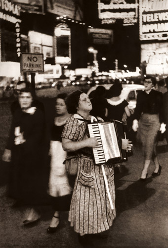 ニューヨークのタイムズ・スクエア [エドゥアール・ブバ, 1953年, 写真サロン 1956年2月号より] パブリックドメイン画像 