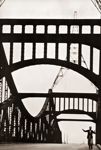 橋の上 [稲村不二雄, 写真サロン 1956年2月号より] パブリックドメイン画像 