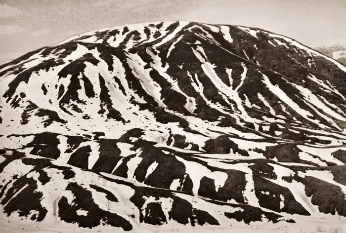 残雪（昭和新山にて） [吉村伸哉, 写真サロン 1956年2月号より] パブリックドメイン画像 