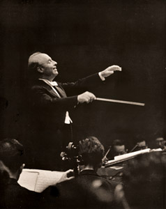 指揮するコステラネッツ [中山八郎, 写真サロン 1956年2月号より]のサムネイル画像