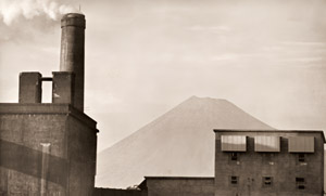 富士の見える工場 [原田正, 写真サロン 1956年2月号より]のサムネイル画像