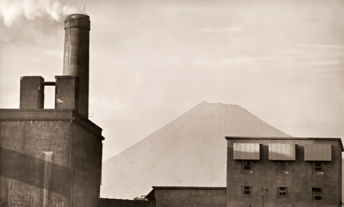 富士の見える工場 [原田正, 写真サロン 1956年2月号より] パブリックドメイン画像 