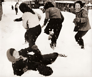 雪の中の子供達 [掛川源一郎, 写真サロン 1956年2月号より]のサムネイル画像