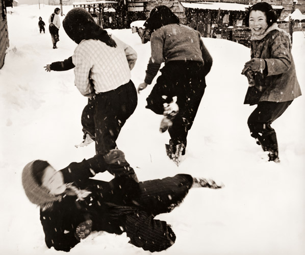 雪の中の子供達 [掛川源一郎, 写真サロン 1956年2月号より] パブリックドメイン画像 