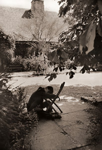 ショパンの家 庭の若者も魂を抜かれたようになっている [木村伊兵衛, 写真サロン 1956年2月号より]のサムネイル画像