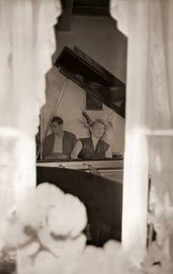 ショパンの家 （ピアノを演奏する女性ピアニスト） [木村伊兵衛, 写真サロン 1956年2月号より]のサムネイル画像